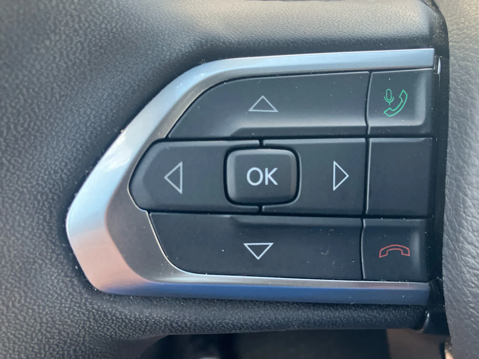 Used 2025 Diamond Black Crystal Pearlcoat Jeep Latitude image 16