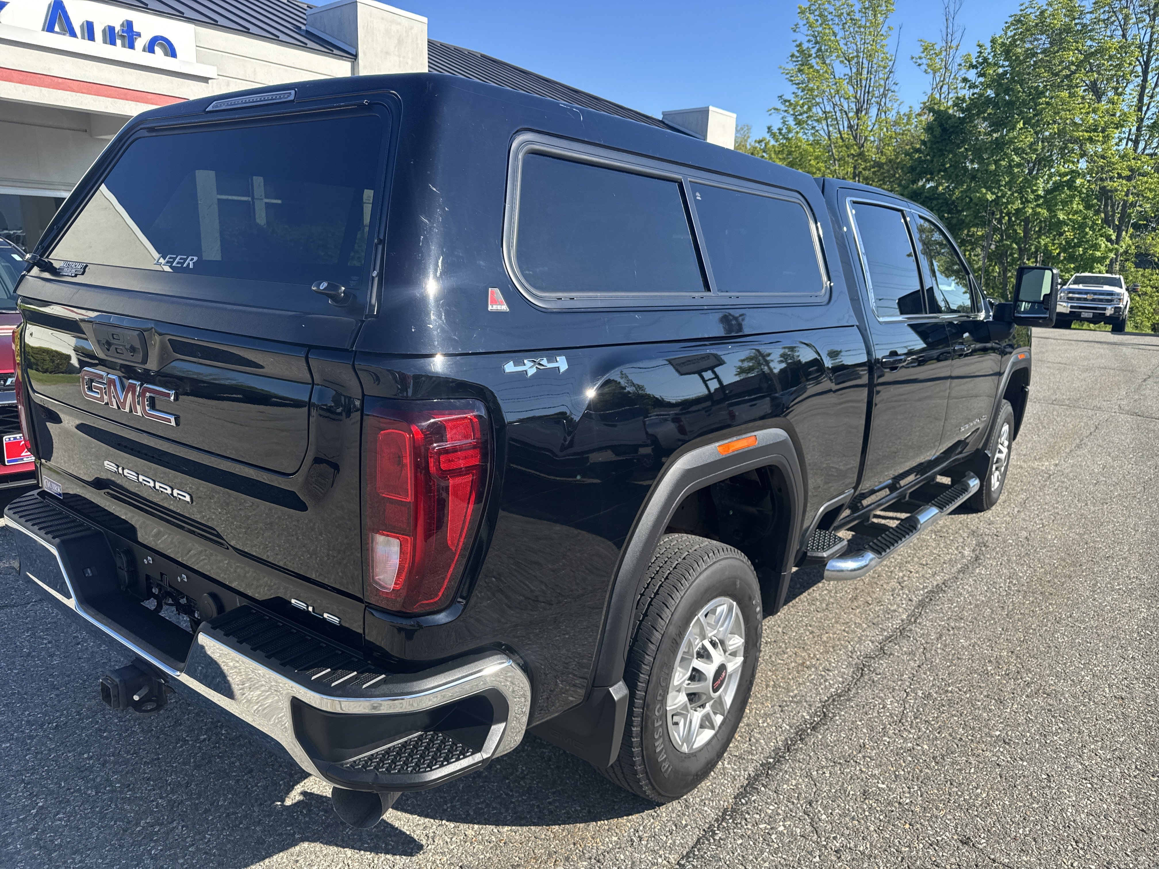 Used 2024 Onyx Black GMC SLE image 5