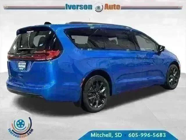 New 2026 Hydro Blue Pearl-Coat Exterior Paint Chrysler Select image 8
