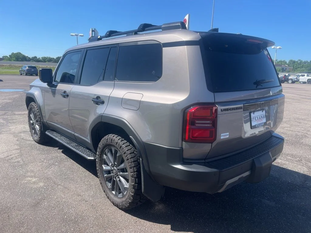 Used 2025  Toyota Base image 5