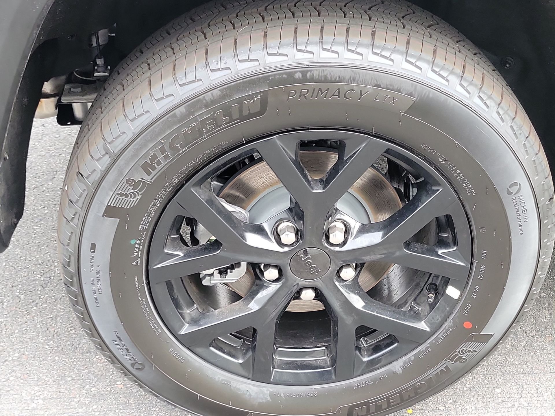 New 2026 Baltic Gray Metallic Clear-Coat Exterior Paint Jeep Altitude image 18