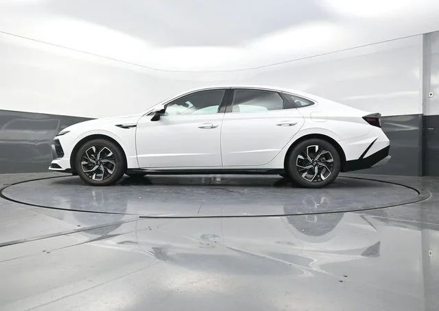 Used 2025 White Hyundai SEL image 34