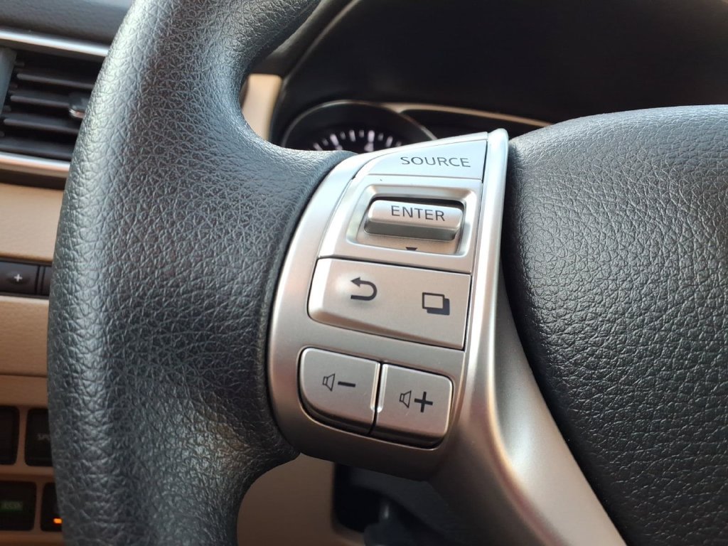 Used 2016 Cayenne Red Nissan SV image 21