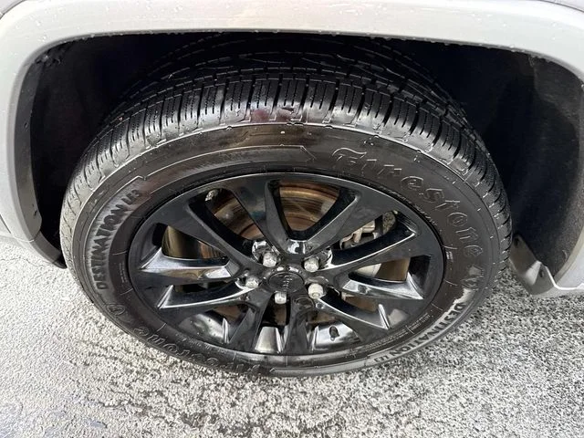 Used 2019 Silver Jeep Altitude image 11