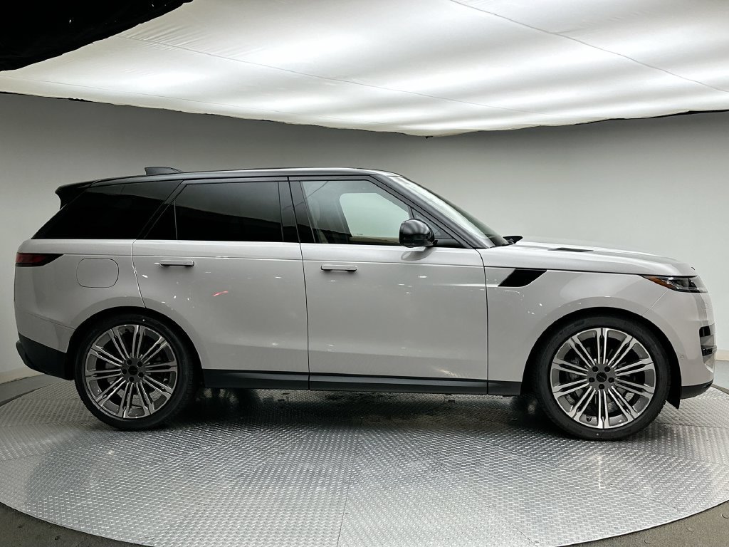 New 2027 Borasco Grey Land Rover SE image 4