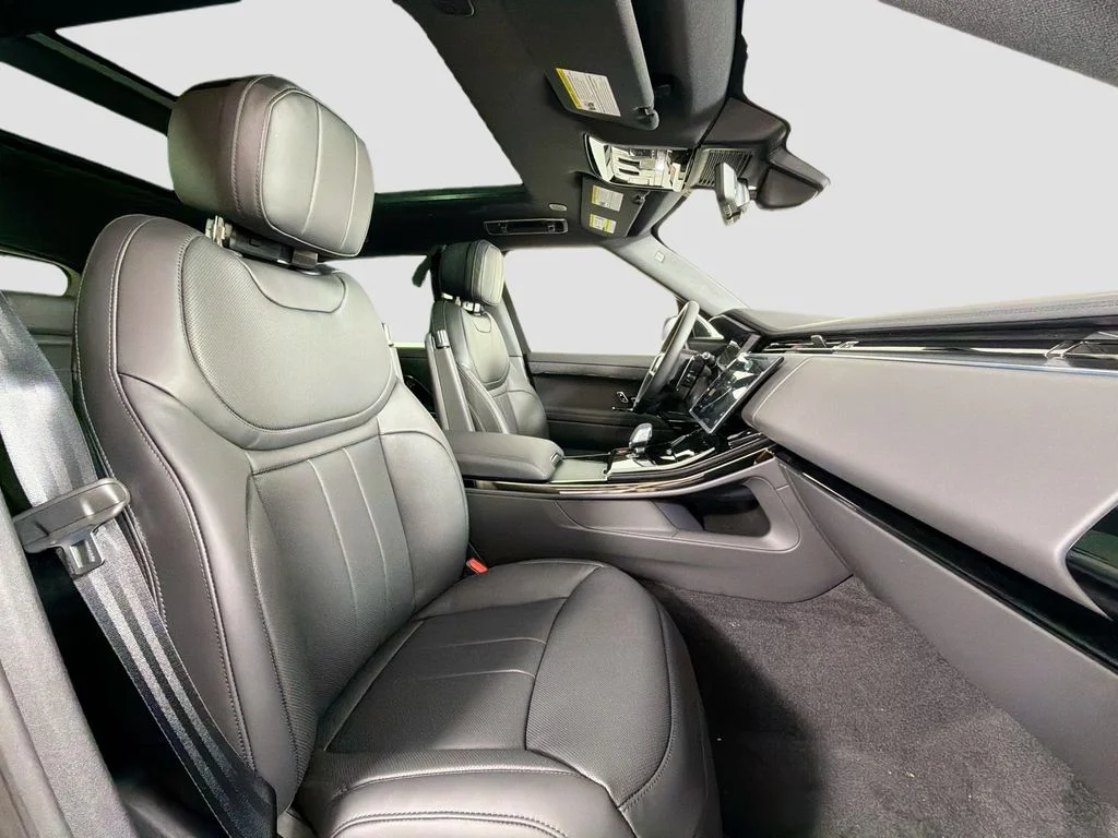 New 2026 Santorini Black Land Rover Dynamic SE image 30
