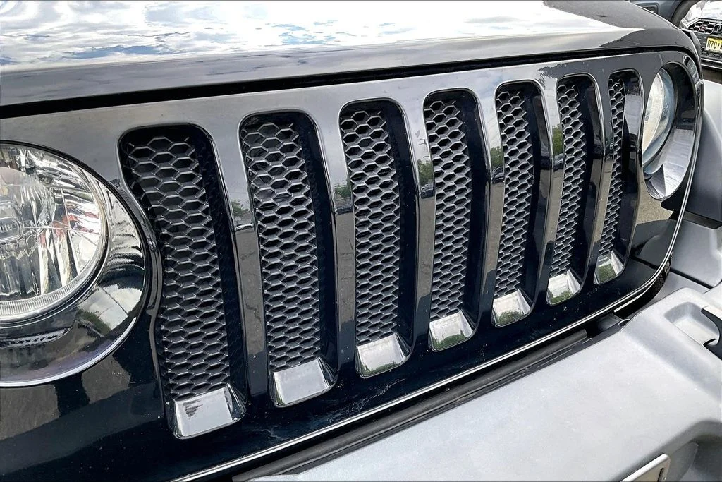 Used 2023 Black Jeep Sport S image 32
