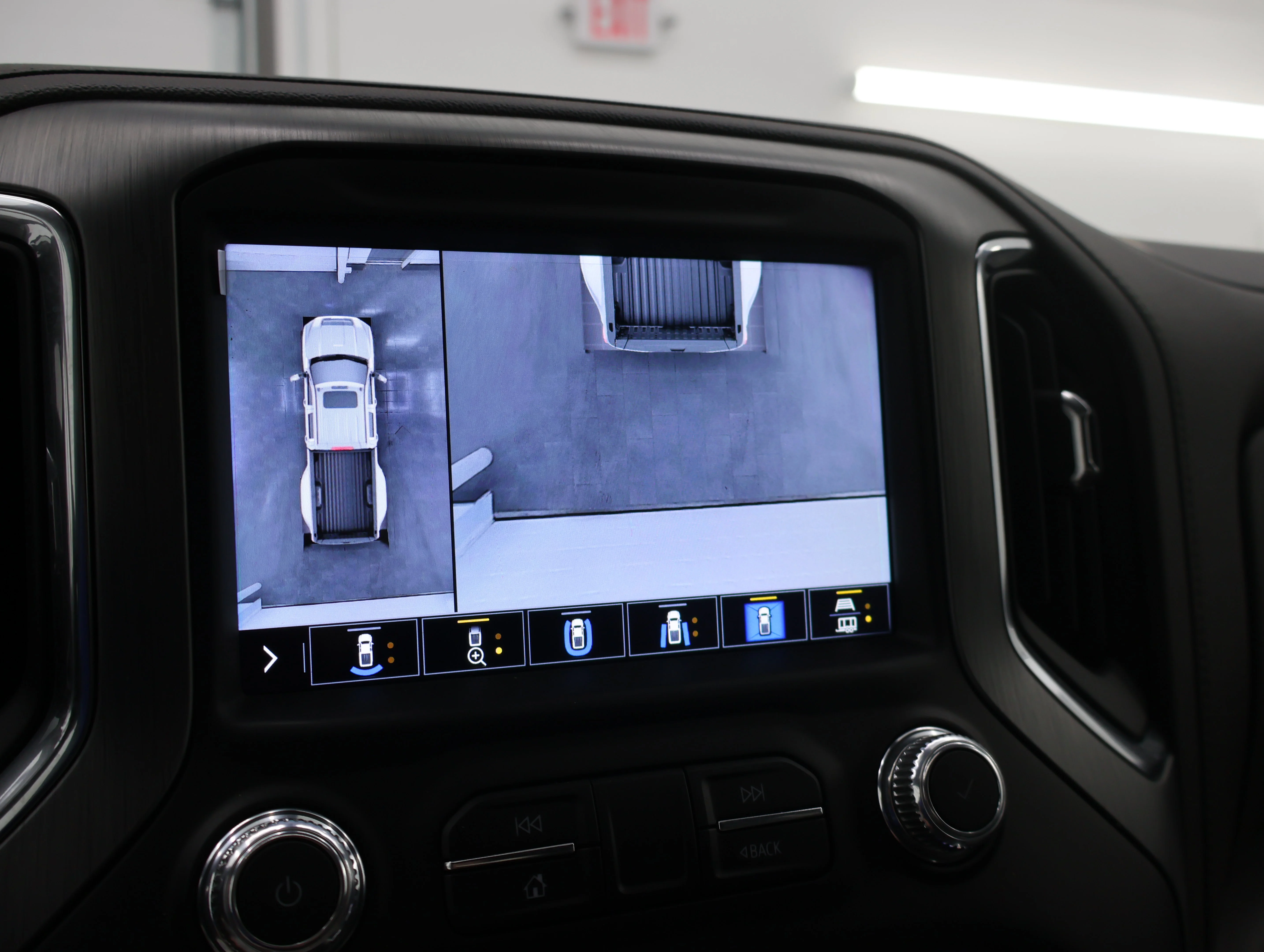 Used 2022 White Frost Tricoat GMC Denali image 20