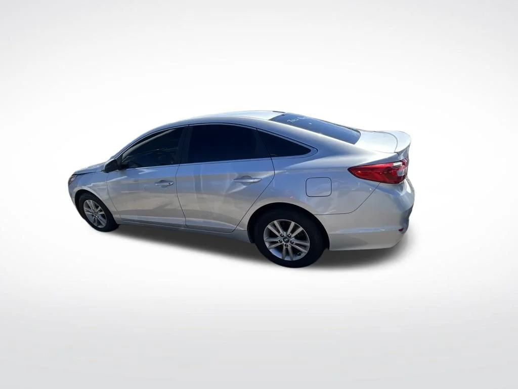 Used 2017 Silver Hyundai Base image 5