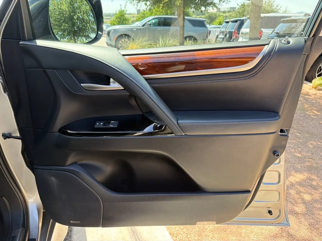 Used 2017  Lexus LX 570 image 40
