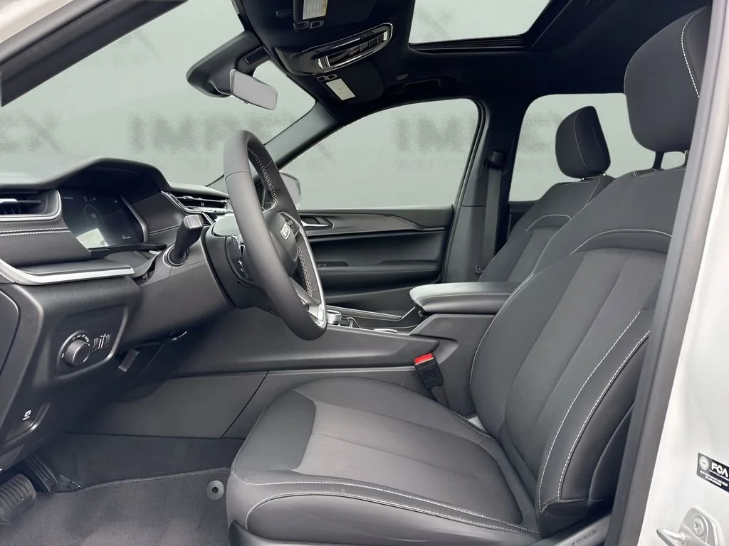 Used 2025 White Jeep Laredo X image 9