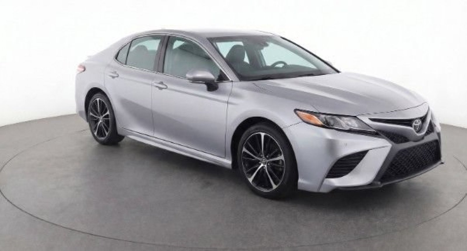 Used 2018 Celestial Silver Metallic Toyota XSE V6 image 4