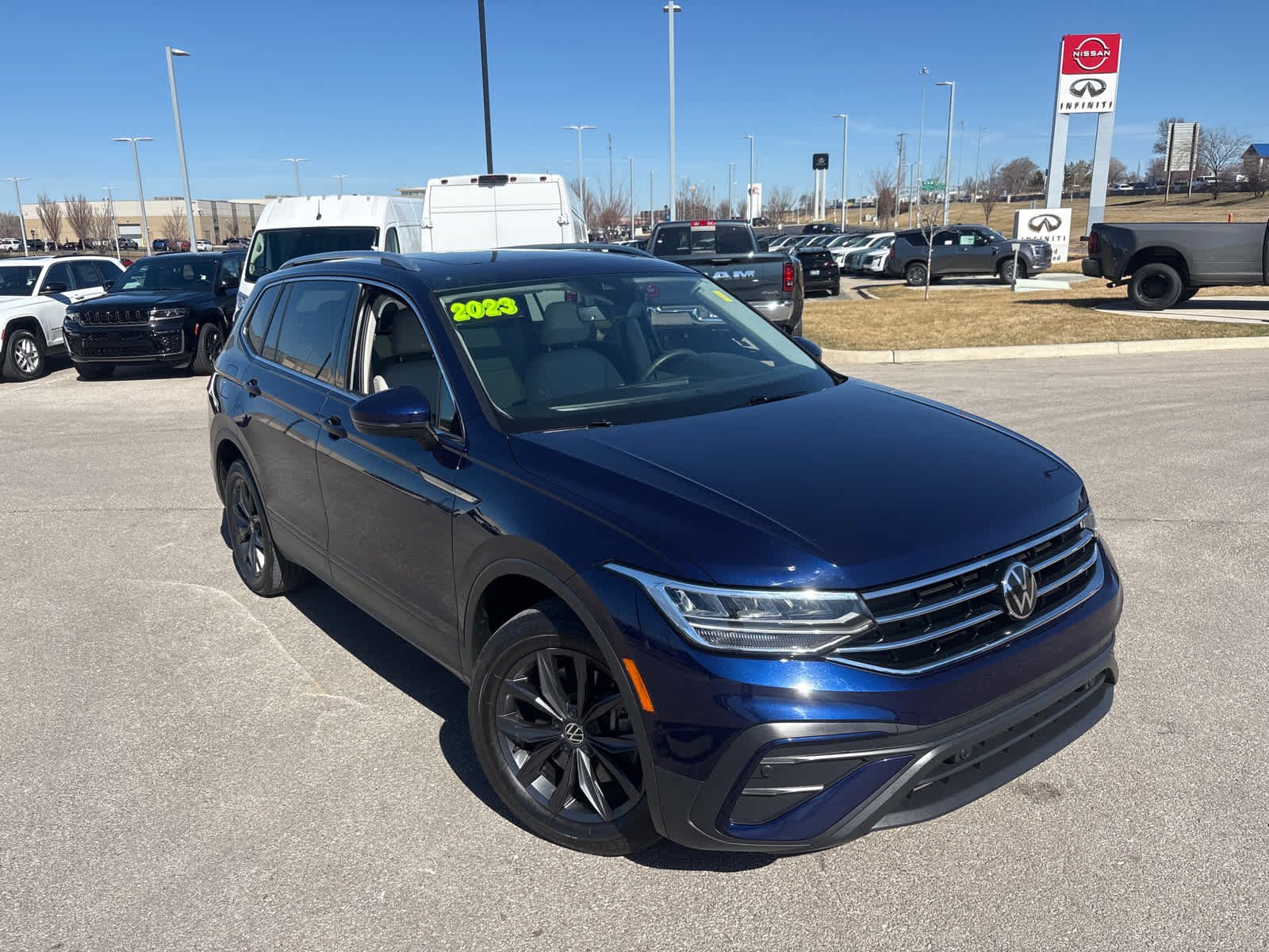 Used 2023 Volkswagen Tiguan SE with VIN 3VVNB7AX5PM086211 for sale in Kansas City