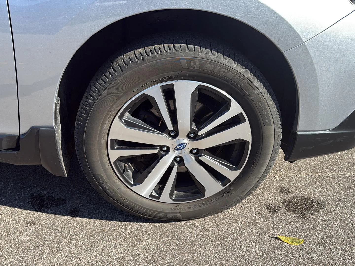 Used 2019 Ice Silver Metallic Subaru Limited image 14