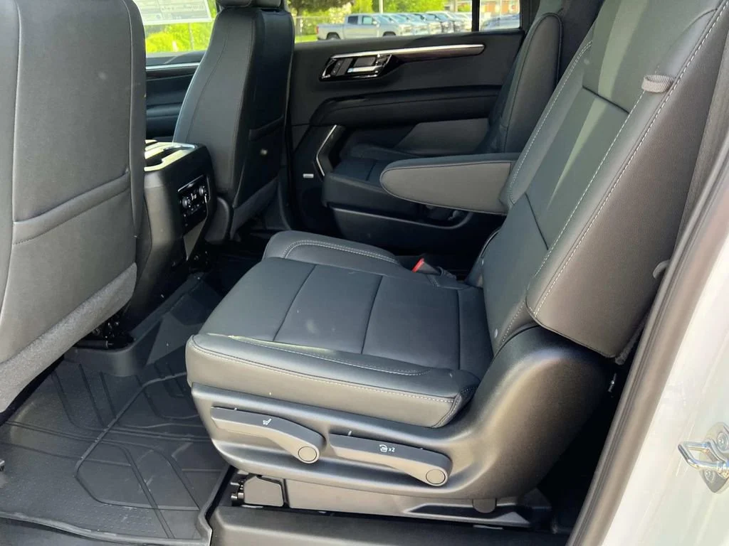 2026 Chevrolet Suburban LT - Photo 9