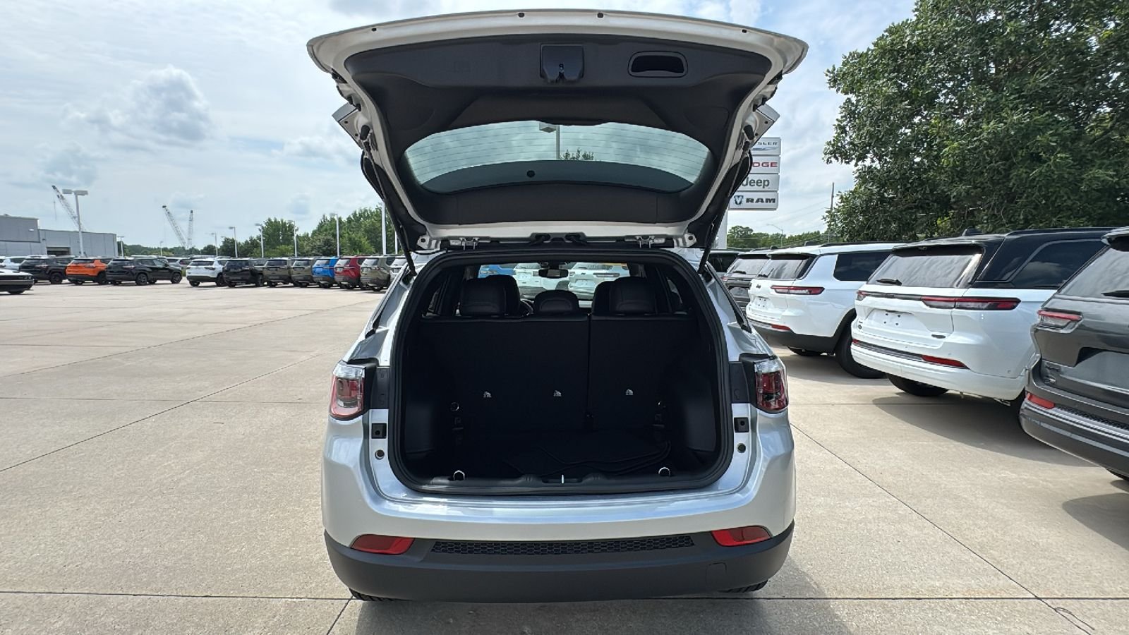 New 2026 Silver Zynith Metallic Clearcoat Jeep Latitude image 13