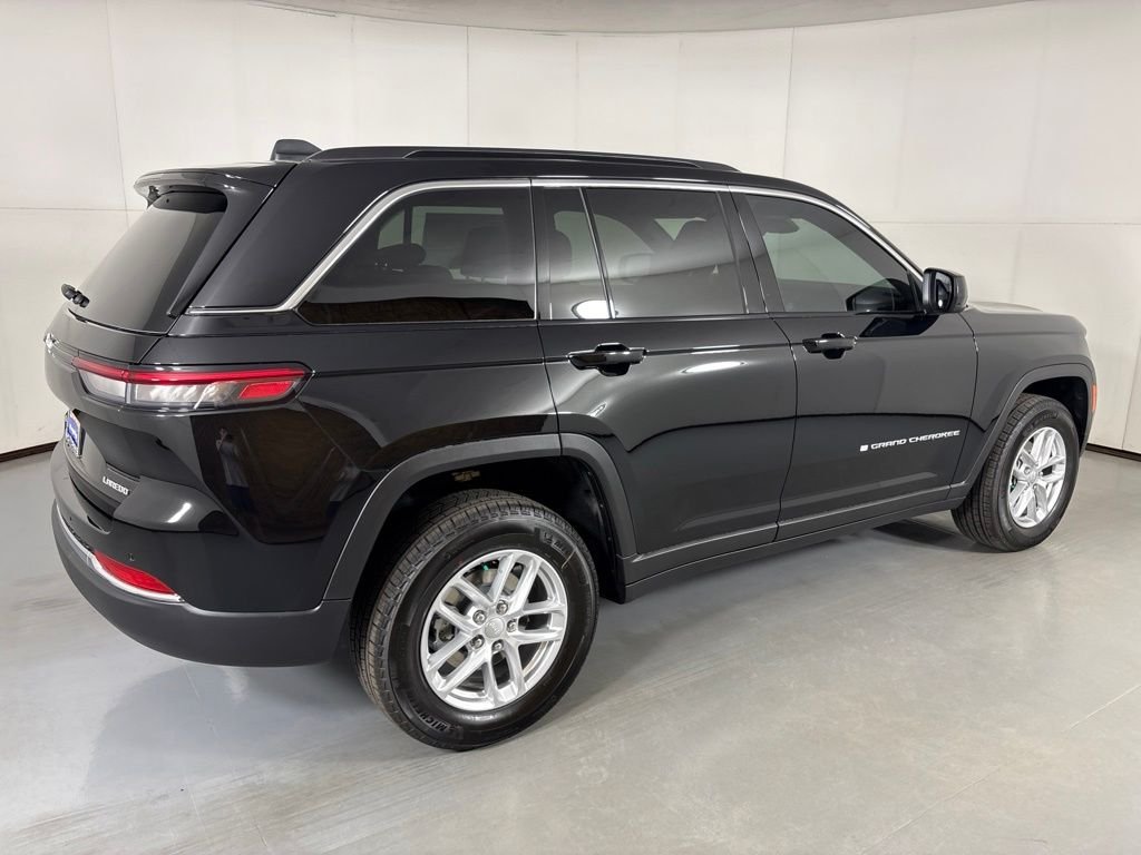 New 2026 Diamond Black Crystal Pearl-Coat Exterior Paint Jeep Laredo image 8