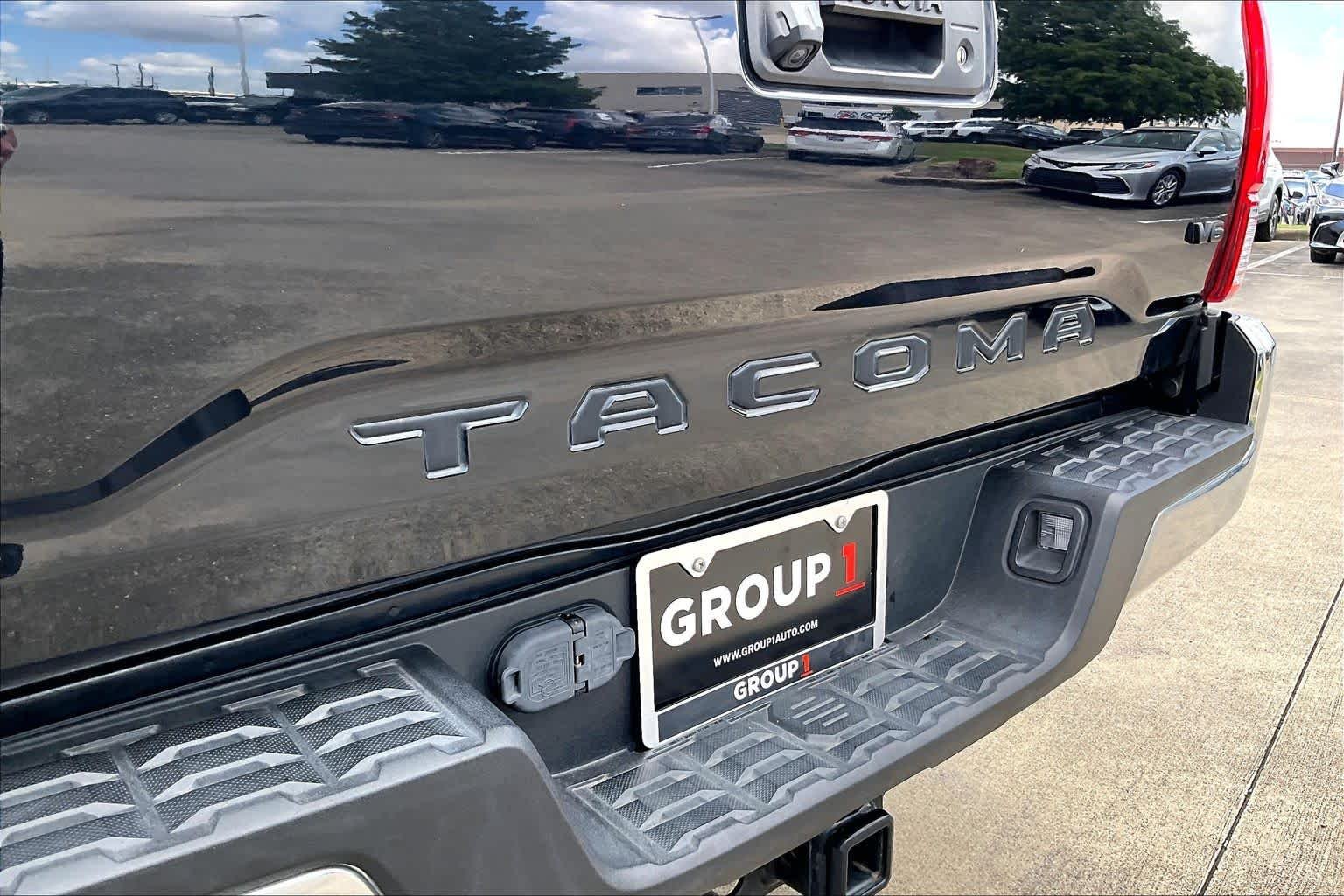 Used 2022 Midnight Black Metallic Toyota SR5 image 29