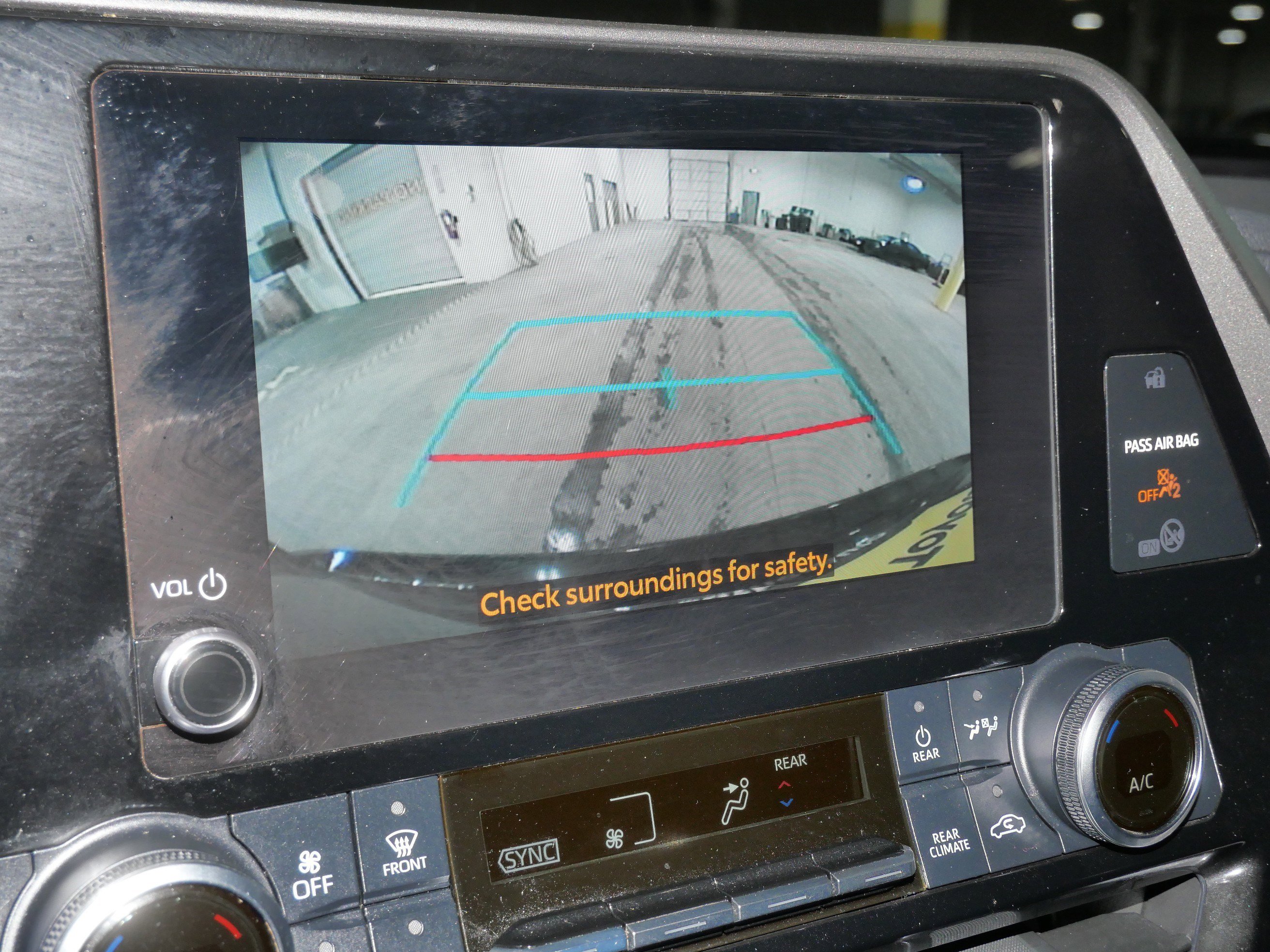 2023 Toyota Highlander LE - Photo 32