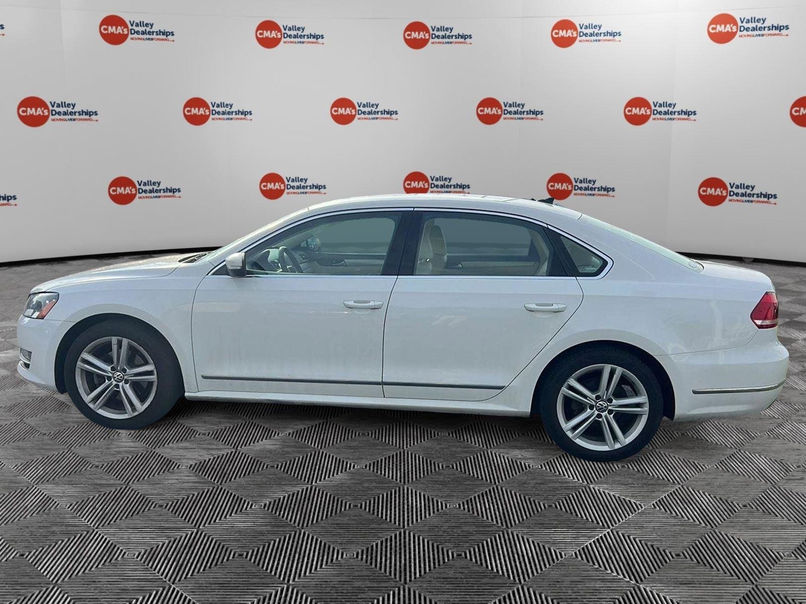 Used 2013 Candy White Volkswagen TDI SE w/Sunroof & Nav image 6