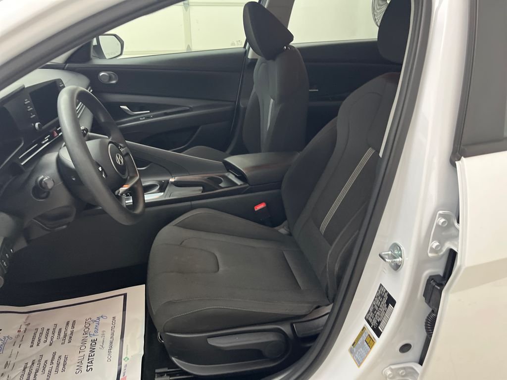 Used 2025 White Hyundai SE image 12