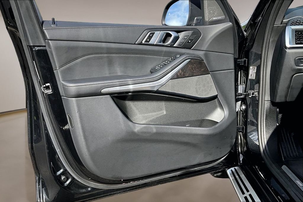 Used 2025 Black BMW sDrive40i image 18