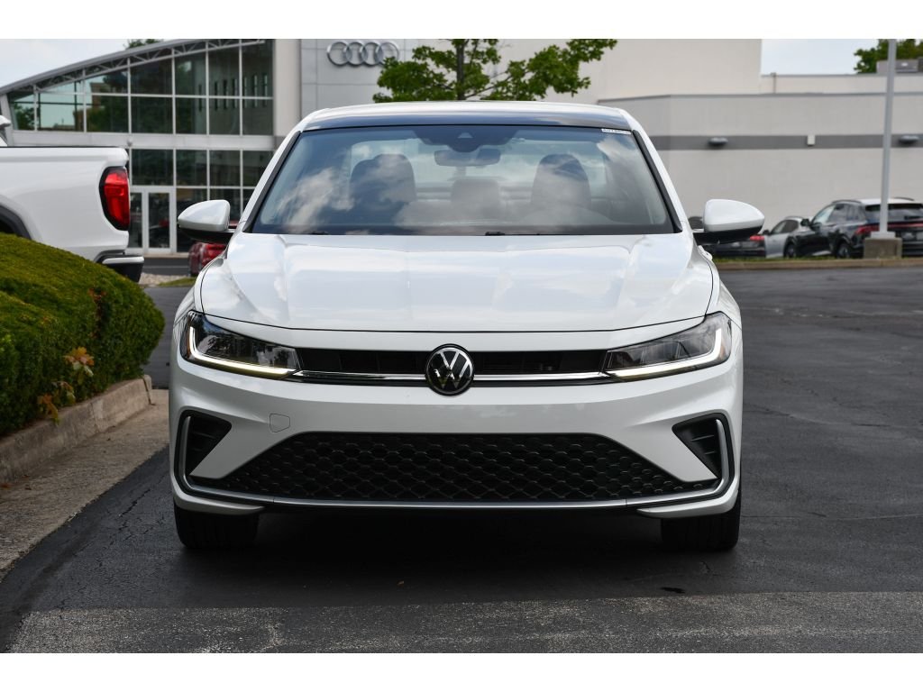 Used 2025 Opal White Pearl Volkswagen SE image 9