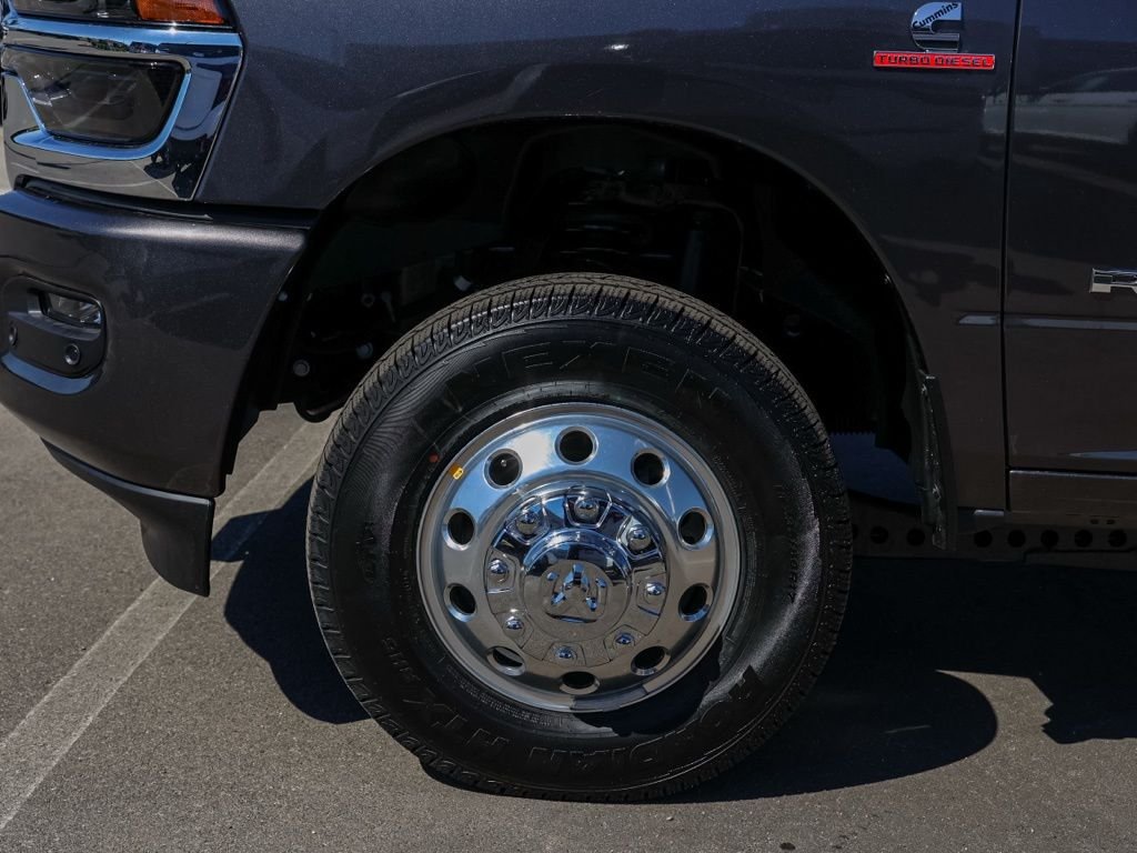 New 2026 Granite Crystal Metallic Clear-Coat Exterior Paint RAM Laramie image 10