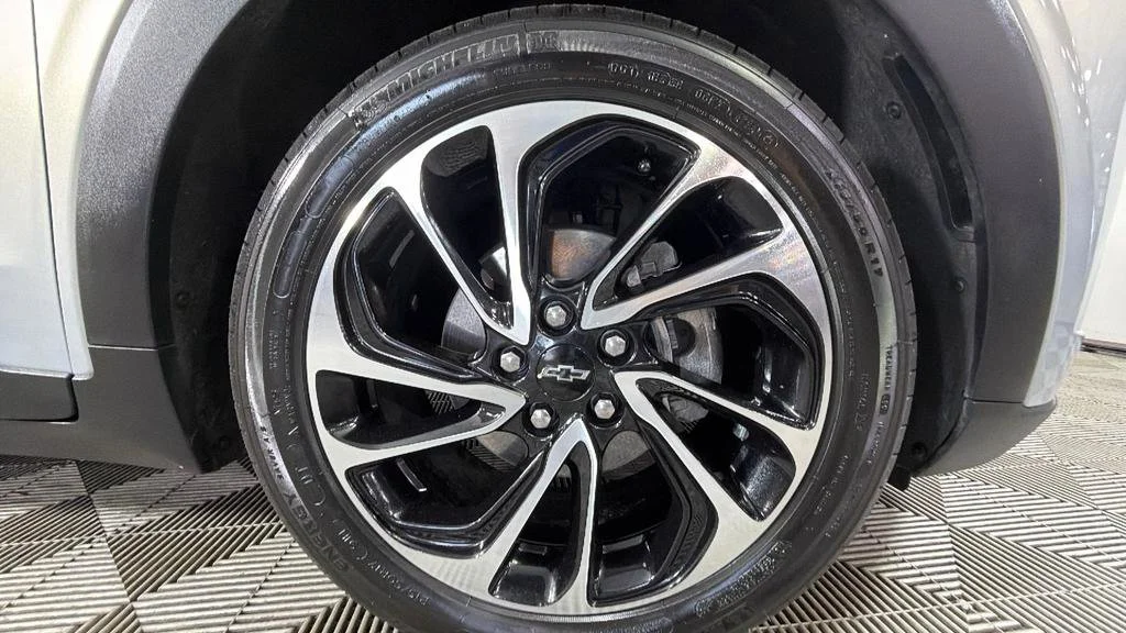 Used 2023 Silver Flare Metallic Chevrolet Premier image 37