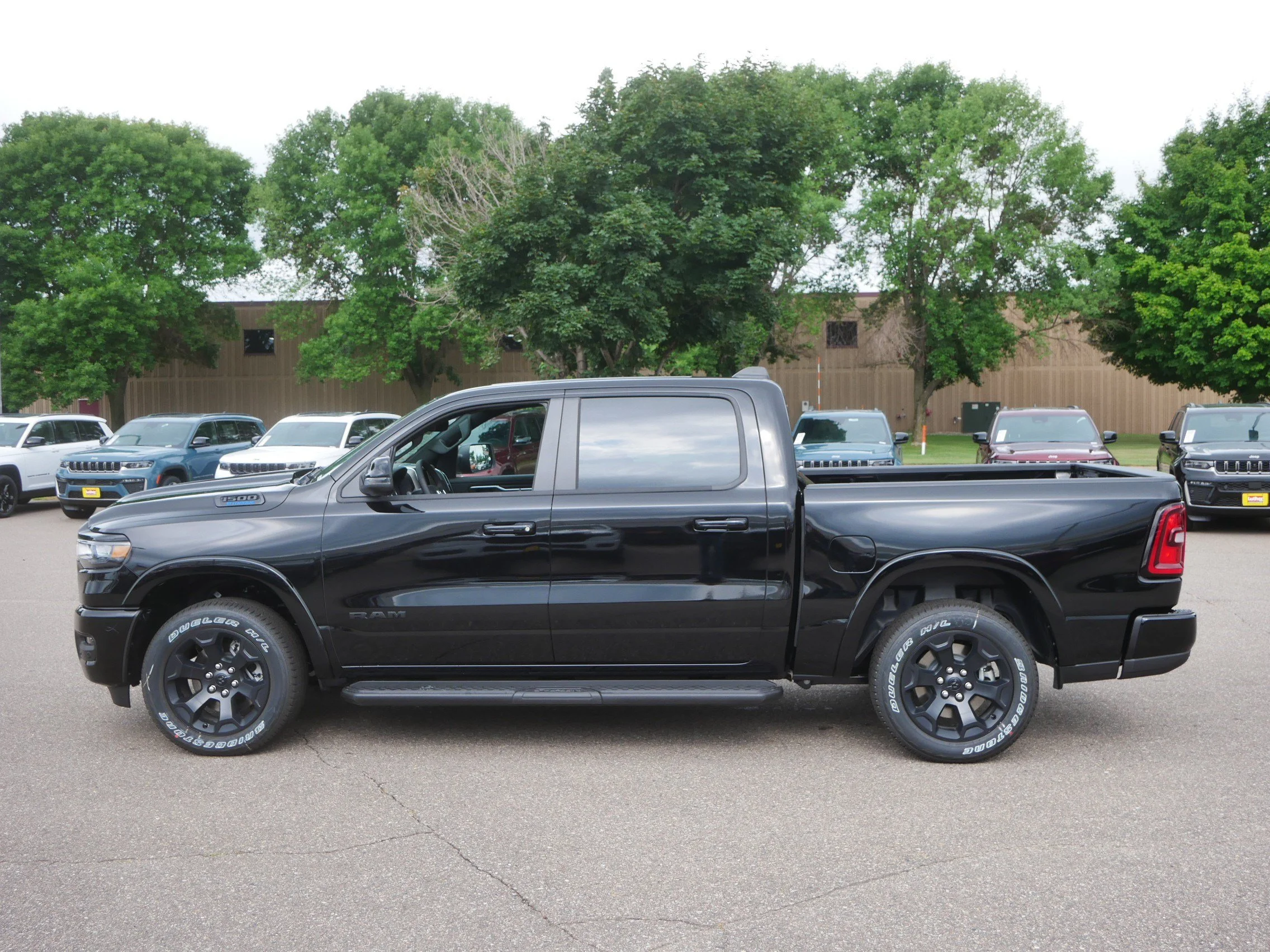 New 2026 Diamond Black Crystal Pearl-Coat Exterior Paint RAM Big Horn image 2