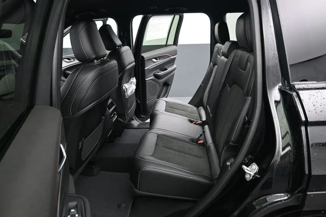 New 2026 Diamond Black Crystal Pearl-Coat Exterior Paint Jeep Altitude image 15