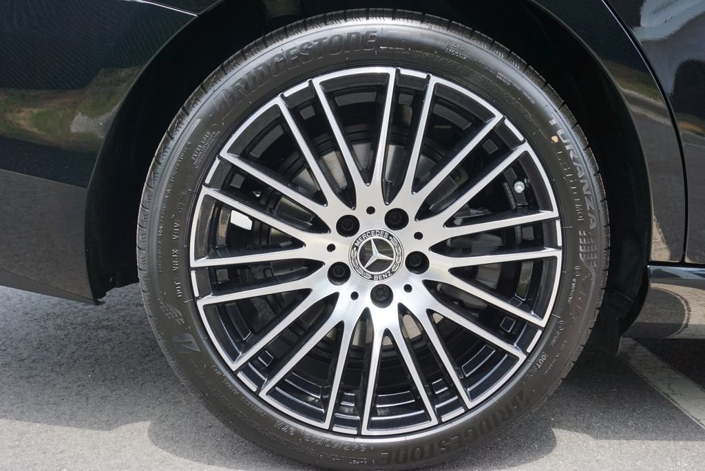 2025 Mercedes-Benz C-Class Sedan C 300 - Photo 16