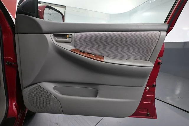 Used 2005 Red Toyota LE image 37