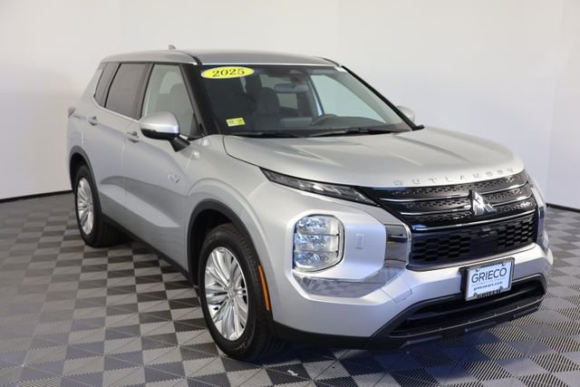 2025 Mitsubishi Outlander Plug-in Hybrid ES S-AWC's photo