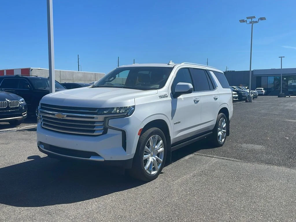 Used 2021 Iridescent Pearl Tricoat Chevrolet High Country image 3