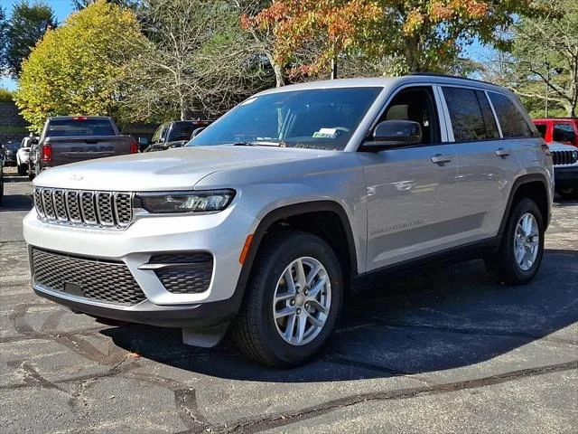 New 2025 Silver Zynith Exterior Paint Jeep Laredo X image 2
