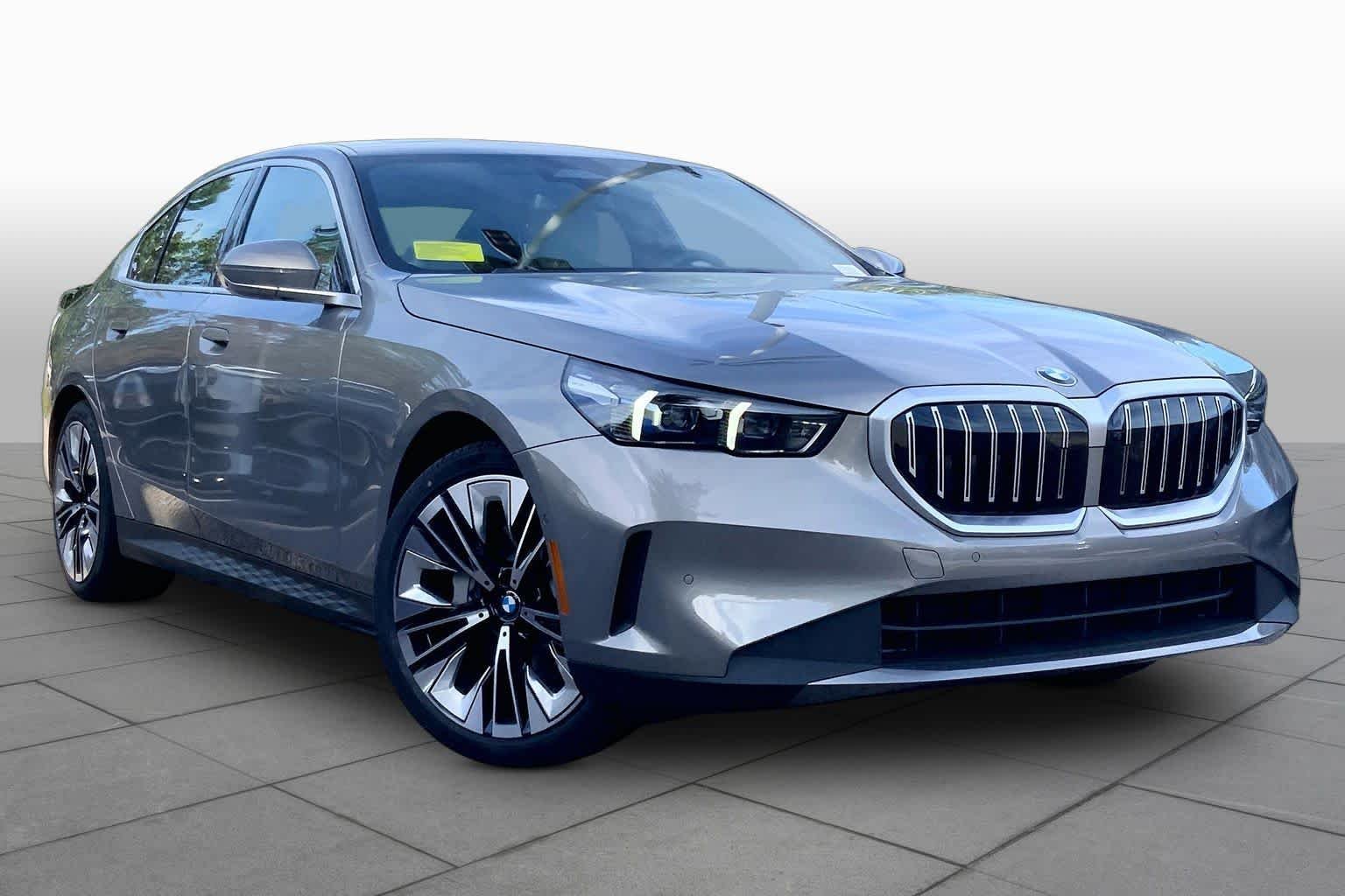 New 2027 Oxide Grey Metallic BMW 530i xDrive image 2