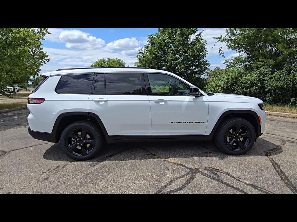 New 2026 Bright White Clear-Coat Exterior Paint Jeep Limited image 10