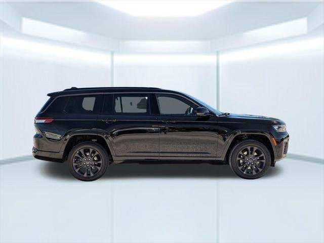 New 2026 Diamond Black Crystal Pearlcoat Jeep Limited image 8