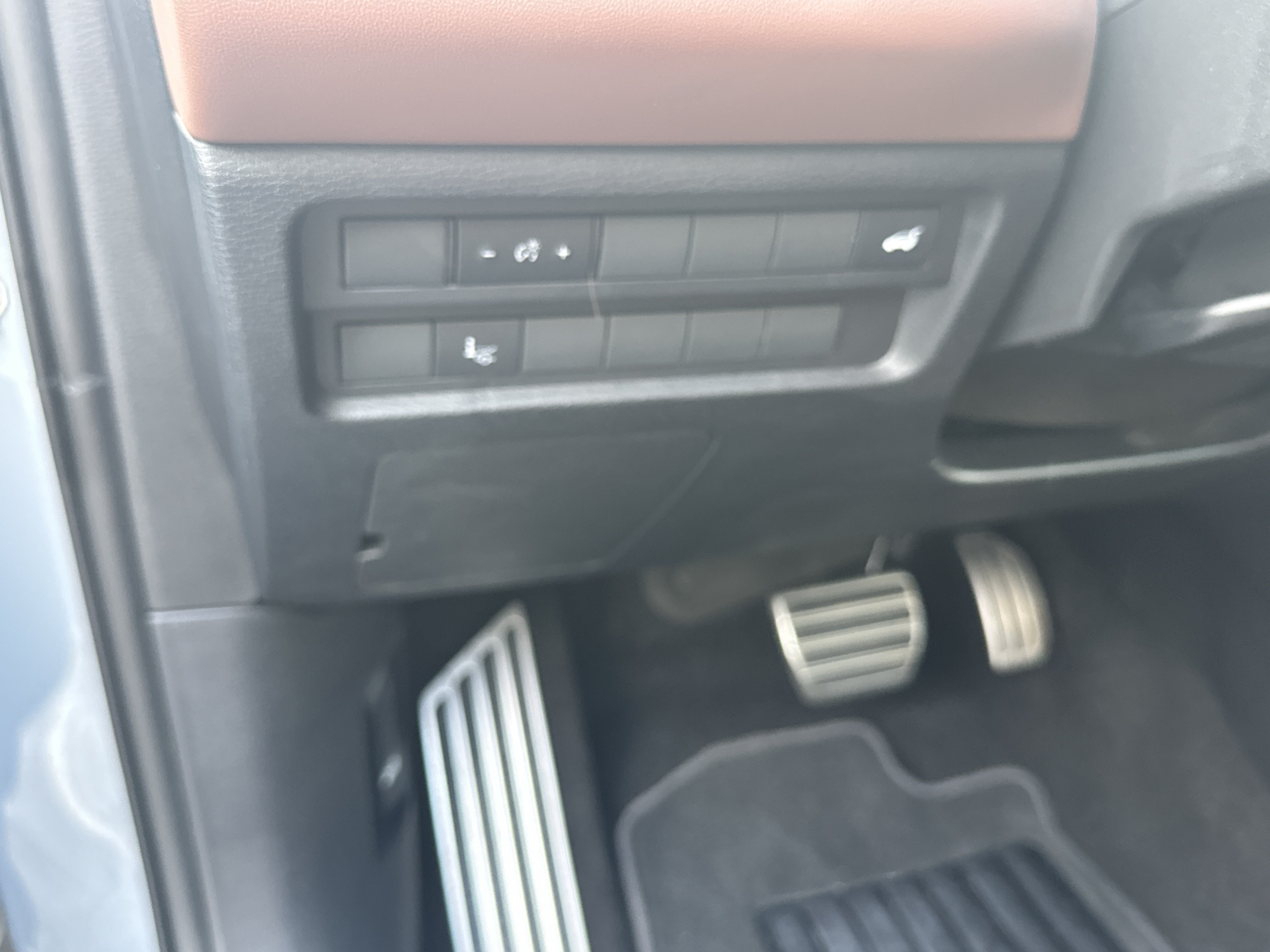 Used 2025  Mitsubishi SEL image 28