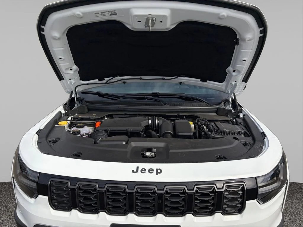 New 2026 Bright White Clear-Coat Exterior Paint Jeep Limited image 9