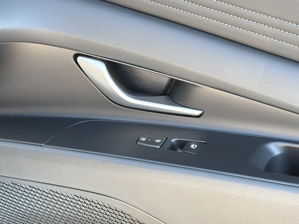 2025 Hyundai Elantra Limited - Photo 39