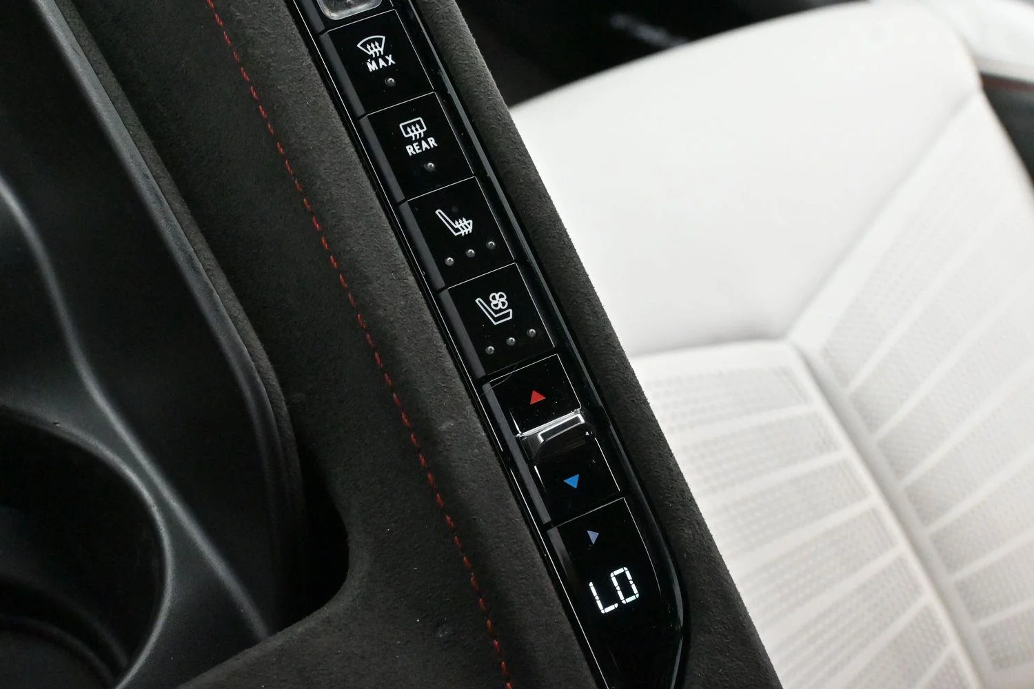 Used 2023 WHITE PEARL METALLIC TRICOAT Chevrolet 3LT image 28