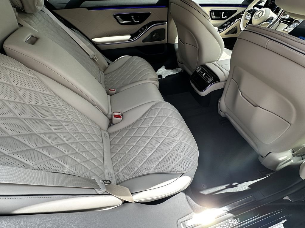 New 2026 MANUFAKTUR Rubellite Red Metallic Mercedes-Benz S 580 image 18