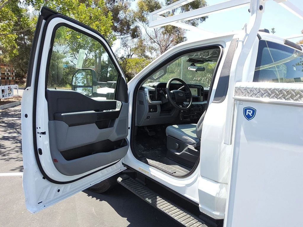 New 2025 Oxford White Ford XL image 5
