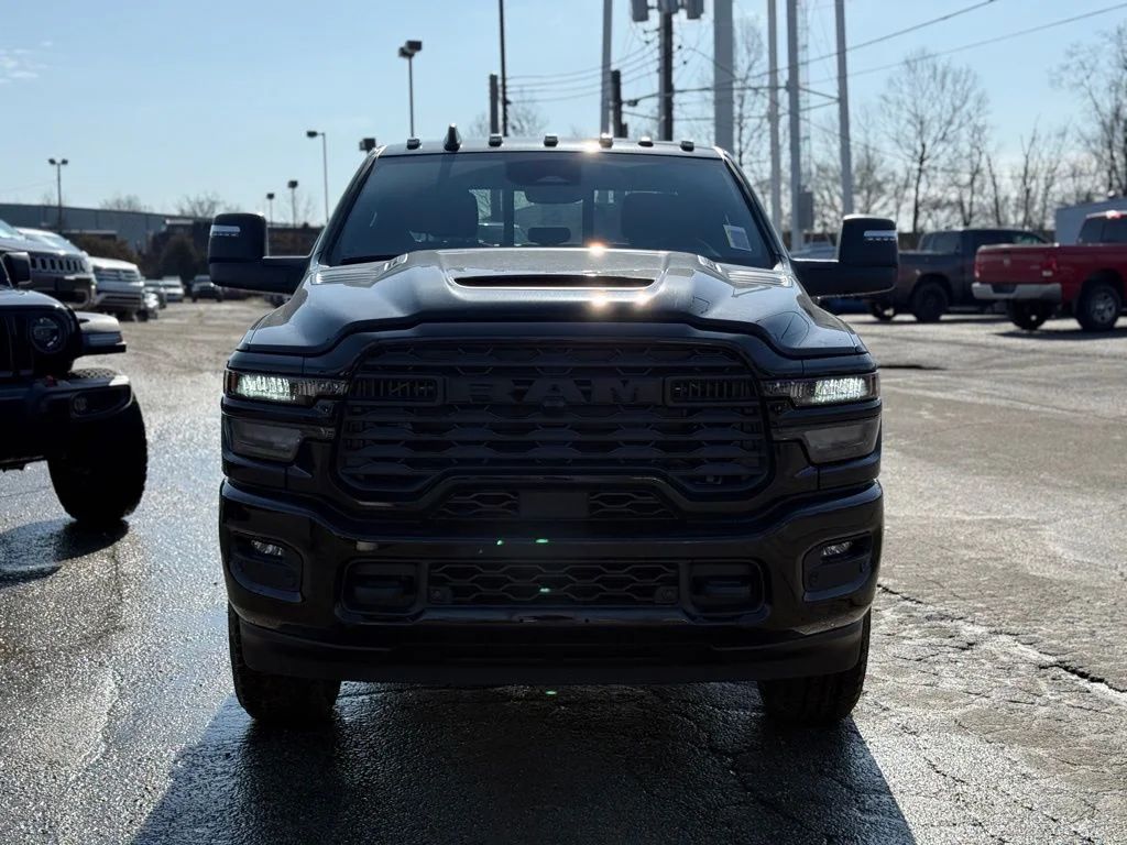 New 2026 Diamond Black Crystal Pearl-Coat Exterior Paint RAM Tradesman image 3