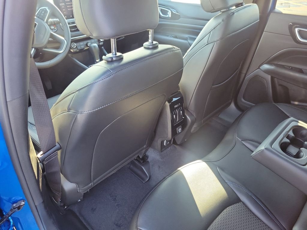 New 2026 Hydro Blue Pearlcoat Jeep Latitude image 9