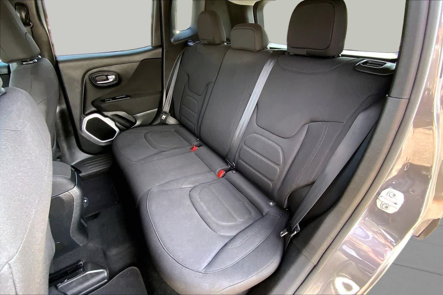 Used 2018 Granite Crystal Metallic Clearcoat Jeep Latitude image 21