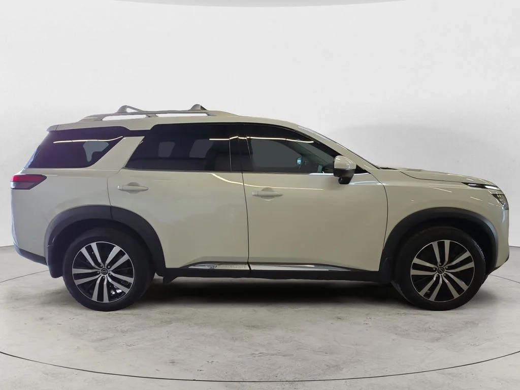 Used 2023 White Nissan Platinum image 4