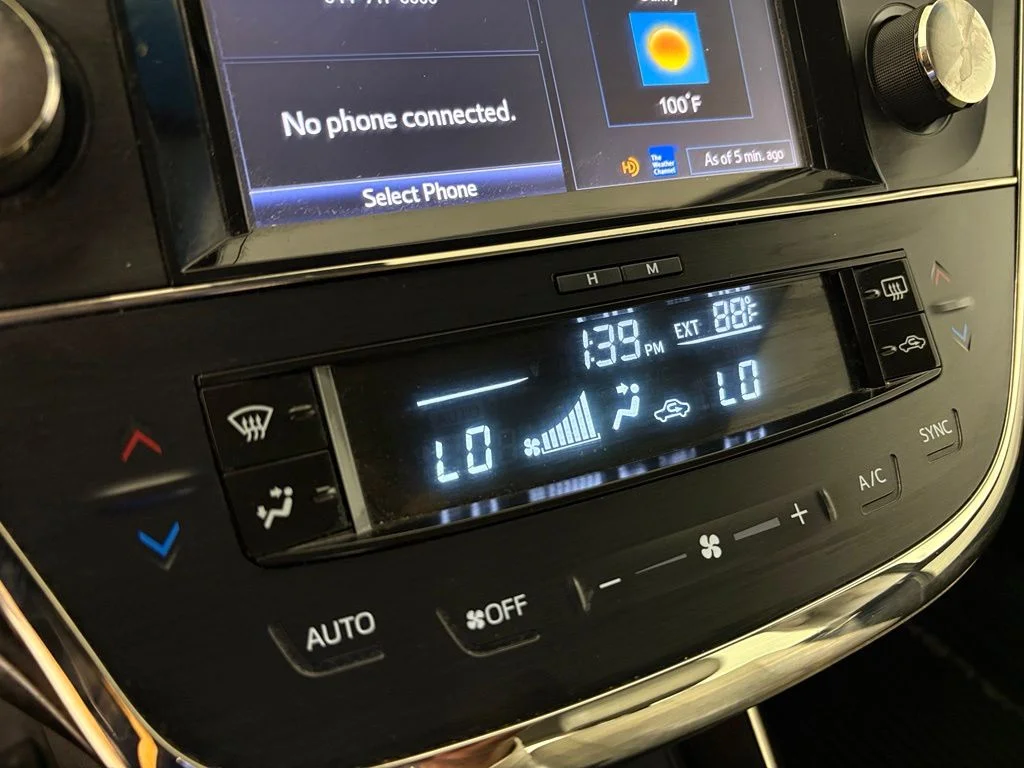 Used 2018 Silver Toyota XLE image 27